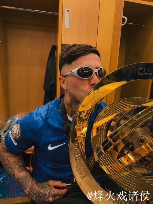 切尔西晒世俱杯奖杯搭机照:奖杯回家,一路顺风 切尔西晒世俱杯奖杯搭机照:奖杯回家,一路顺风