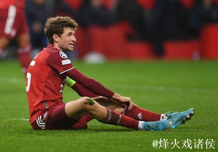 穆勒与埃贝尔看台同庆卡尔，身份暗示升级？